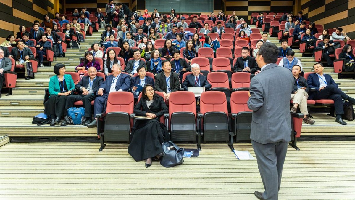 Conference Dinner Dress Code: What to Wear to Evening Events in 2026