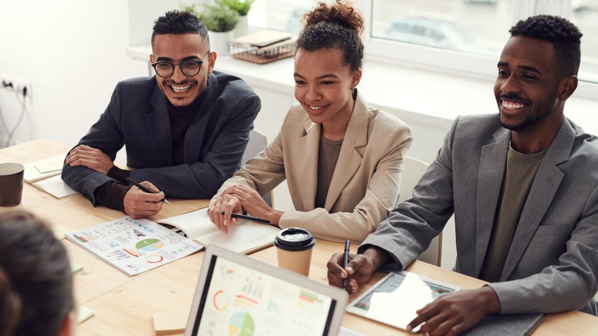 What to Wear to a Conference: Complete Dress Code Guide (2026)